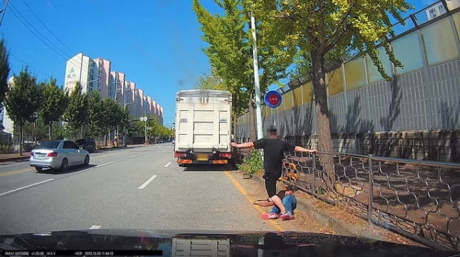 경기 평택의 한 도로에서 무쏘 SUV 차량을 몰던 30대 남성이 진로를 방해했다는 이유로 60대 운전자를 마구 폭행한 혐의로 구속됐다. 2020.10.13  유튜브 캡처