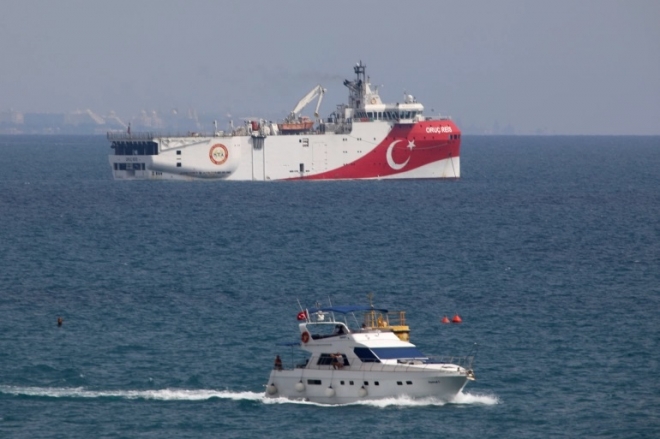 동지중해에서 지질 탐사 활동을 하는 터키 탐사선 오르츠 레이스호. AP 자료사진