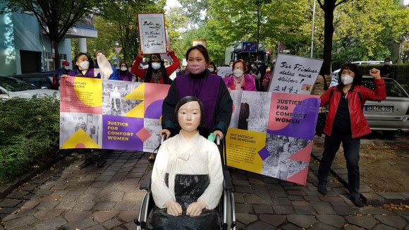 ‘소녀상 철거명령 철회하라’ 베를린서 행진하는 시민들