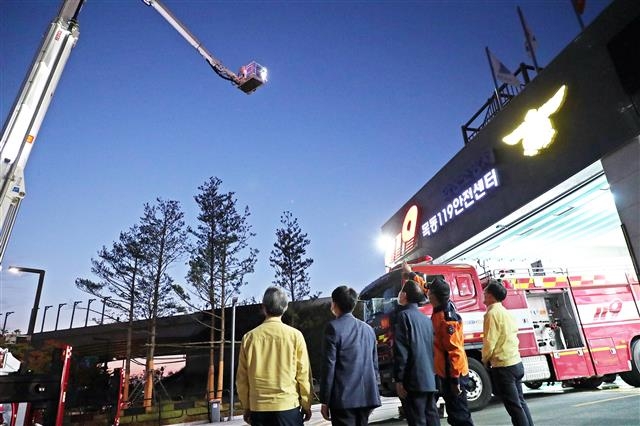 진영 행정안전부 장관 등이 지난 12일 오후 경기 화성시 목동119안전센터를 방문해 초고층 건물 화재에 대비한 고가사다리차 시연을 참관하고 있다. 뉴스1