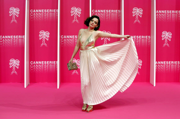 프랑스 배우 록산 메스키다가 14일(현지시간) 프랑스 칸에서 열린 ‘칸 시리즈 페스티벌 폐막식(the closing ceremony of the Cannes Series Festival)에 앞서 핑크 카펫 위에서 포즈를 취하고 있다. EPA 연합뉴스