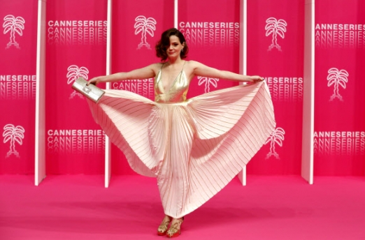 프랑스 배우 록산 메스키다가 14일(현지시간) 프랑스 칸에서 열린 ‘칸 시리즈 페스티벌 폐막식(the closing ceremony of the Cannes Series Festival)에 앞서 핑크 카펫 위에서 포즈를 취하고 있다. EPA 연합뉴스