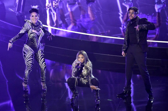 아이비 퀸(왼쪽부터), 네시와 배드 버니가 14일(현지시간) 미국 로스앤젤레스 돌비 극장에서 열린 ‘빌보드 뮤직 어워드’에서 멋진 공연을 펼치고 있다. AP 연합뉴스
