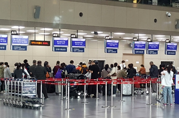 15일 오전 코로나19 여파로 중단됐던 부산 김해공항에서 국제선 운항이 재개되자 직원과 승객들이 이륙 준비를 하고 있다. 2020.10.15 에어부산 제공