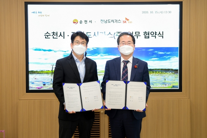 양영철(왼쪽) 전남도시가스㈜ 대표와 허석 순천시장이 관내 노인복지 향상을 위한 업무 협약을 체결했다.