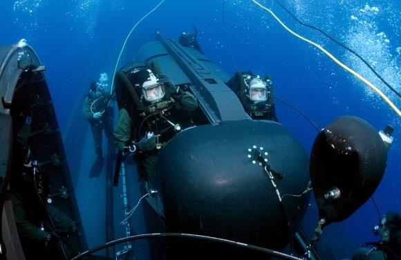 특수전 임무를 수행하는 미군 특수부대 네이비실 요원들이 핵잠수함에 배치된 소형 잠수정으로 훈련하고 있는 모습. 미 해군 제공