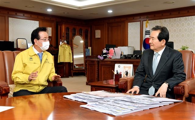 정순균(왼쪽) 서울 강남구청장이 15일 서울 광화문 국무총리 집무실에서 정세균 총리를 만나 삼성역 수서고속철도 정차의 필요성에 대해 설명하고 있다. 강남구 제공