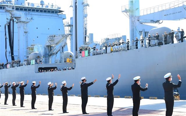 해군 순항훈련전단 ‘장병과 가족들의 환송 받으며’