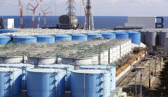 일본 후쿠시마 제1원전 부지에 오염수를 담아둔 대형 물탱크가 늘어져 있는 모습. 연합뉴스