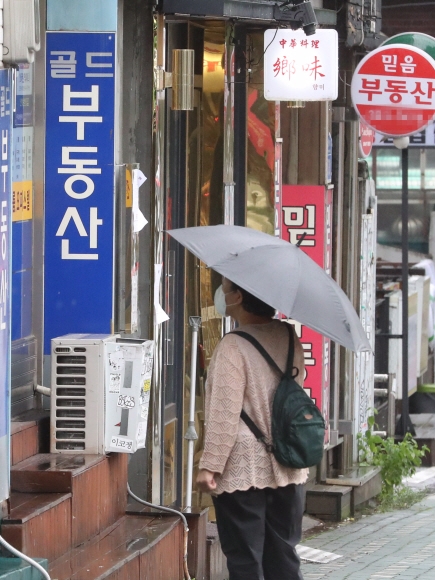 가을 이사철을 앞두고 서울에서 전세난 우려가 커지고 있는 가운제 사진은 서울 시내 한 부동산중개업소 모습. 연합뉴스