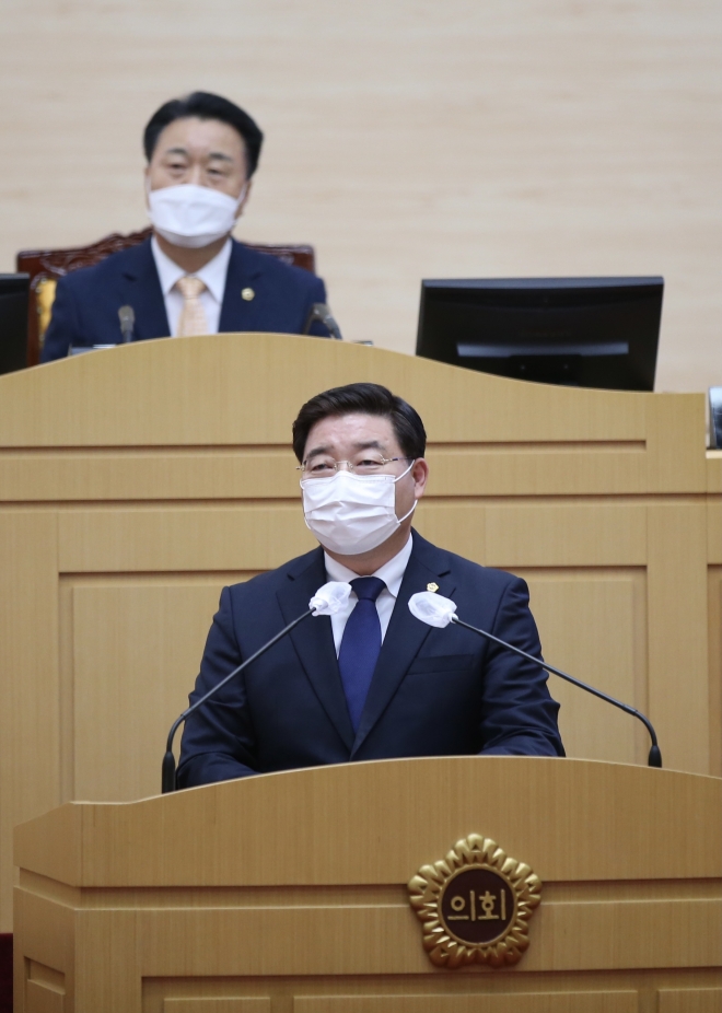 신민호 전남도의원(더불어민주당·순천6)이 도정질문을 통해 전남 균형 발전을 위해서는 동부지역본부 확대 방안이 강력하게 요구된다고 촉구하고 있다.