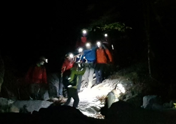 설악산 실종 70대 사흘 만에 ‘기적 생환’  지난 13일 서울에서 홀로 설악산을 찾아 등산하던 중 길을 잃은 70대가 산행 사흘 만에 기적 생환했다. 무려 사흘 밤낮을 산속에서 헤매면서도 체온 유지를 위해 깊은 잠을 자지 않고 챙겨온 도시락과 행동식으로 끼니를 해결했으며, 보조배터리를 아껴 가며 구조의 손길을 기다린 끝에 가족의 품으로 무사히 돌아갔다. 사진은 구조 현장. 2020.10.16 [설악산국립공원사무소 제공. 재판매 및 DB 금지] 연합뉴스