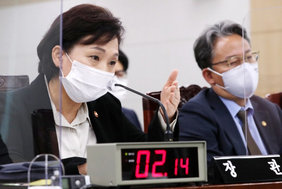 김현미(왼쪽) 국토교통부 장관이 16일 정부세종청사에서 열린 국정감사에서 의원들의 질의에 답변하고 있다. 세종 연합뉴스