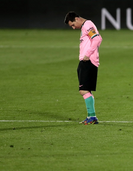 스페인 프로축구 바르셀로나의 리오넬 메시가 18일 헤타페와의 경기에서 선제골을 내준 뒤 고개를 떨구고 있다.AP 연합뉴스