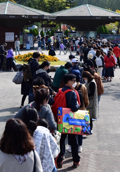 정부의 사회적 거리두기 1단계 전환 후 첫 주말을 맞은 18일 경기 과천시 서울대공원을 찾은 시민들이 동물원 입장을 위해 긴 줄을 서고 있다. 2020. 10. 18 박윤슬 기자 seul@seoul.co.kr