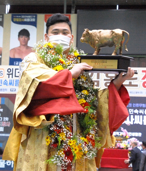 18일 열린 안산 김홍도장사씨름대회 한라장사 결정전에서 우승,생애 첫 꽃가마를 탄 이효진이 황소트로피를 들고 웃고 있다. 대한씨름협회 제공