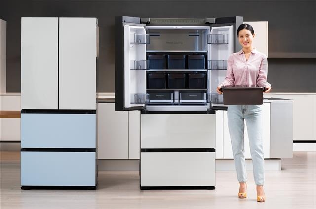 18일 업계에 따르면 최근 김치냉장고의 개별 식품 보관 기능이 확대되면서 비용 문제, 협소한 공간 등을 고려해 냉장고를 김치냉장고 한 대만 들이는 소비자들도 생기는 추세다. 사진은 삼성전자의 ‘비스포크 김치플러스’. 삼성전자·LG전자·위니아딤채 제공