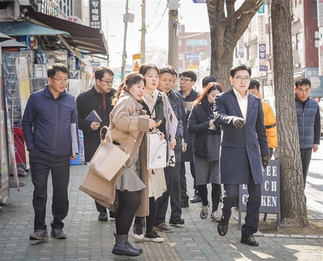 이정훈 강동구청장이 지난 2월 구천면로 걷고 싶은 거리 조성 사업 착수를 앞두고 직원들과 구천면로를 둘러보고 있다. 강동구 제공