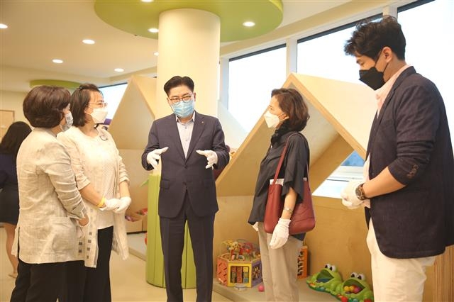 강동구의 구도심 천호동이 변화하고 있다. 지난 7월 9일 아이맘 강동육아시티 천호공원점 개관식. 강동구 제공