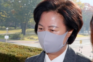 [포토] ‘윤석열 정면충돌’ 굳은 표정의 추미애 장관