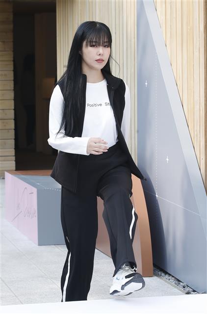 그룹 마마무(MAMAMOO)의 휘인이 19일 오후 서울 종로구 소격동의 한 스튜디오에서 열린 애슬래저 전문 브랜드 안다르 포토 행사에 참석하고 있다. 2020,10,19<br>뉴스1