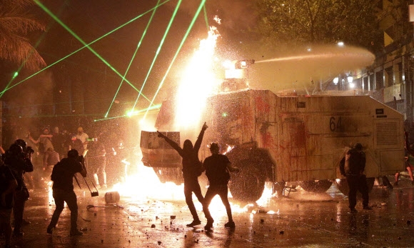물대포 쏘고 화염에 휩싸이고… 칠레 ‘불평등 항의’ 1주년 시위