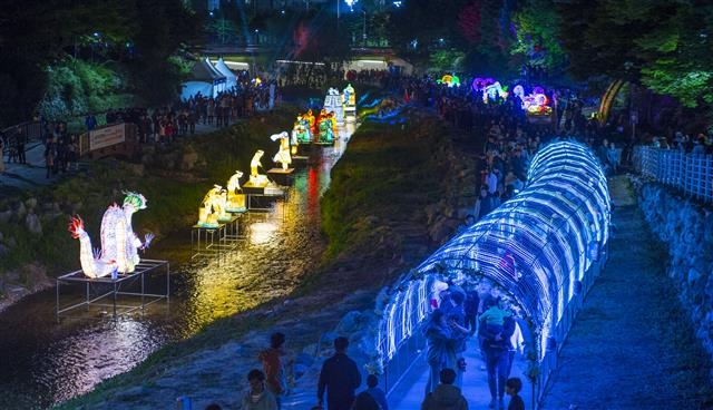 지난해 4월 서울 노원구 주민들이 당현천에서 열린 ‘2019 등 축제’를 즐기고 있다. 노원구 제공