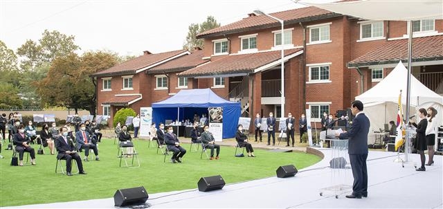 지난 16일 오후 용산공원 개방부지에서 열린 ‘27회 용산구민의 날’ 기념식은 지난 8월 민간에 개방된 옛 미군 장교숙소 개방부지에서 진행됐다. 용산구 제공