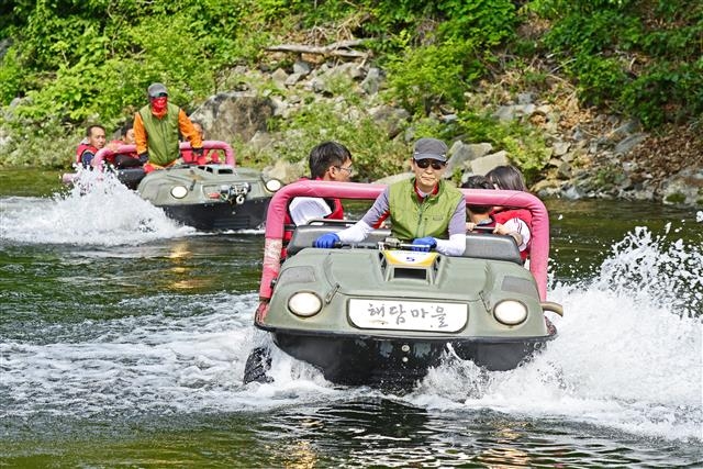 코로나19 장기화로 인해 관광 패턴도 바뀐 것으로 나타났다. 사진은 코로나19 확산 이후 관광객이 50%가 늘어난 양양군 해담마을에서 관광객들이 수륙양용차를 체험하고 있는 모습. 서울신문 DB