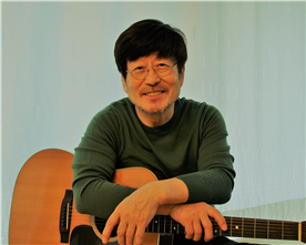 기타와 목소리 등 최소한의 악기로 만든 앨범 ‘문’은 37년전 ‘기타가 있는 수필’과 맞닿아 있다. 이파리엔터테이니움 제공