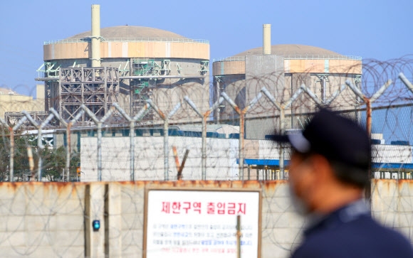 Audit and Inspection Board Announces Feasibility Audit for Wolsong Unit 1 Closure On the afternoon of October 20, 2020, Wolsong Unit 1 (right), which stopped operating, is seen at the Wolseong Nuclear Power Plant in Yangnam-myeon, Gyeongju.  On the same day, the Audit and Inspection Board announced that the economic feasibility of the Wolsong Nuclear Power Plant was unreasonably low in the conclusion of the audit on the feasibility of the decision to close Unit 1 Wolsong early.  2020.10.20 Yonhap News