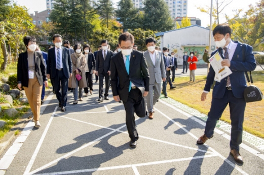 [포토] ‘뛰어보자 폴짝’… 국감중 동심으로