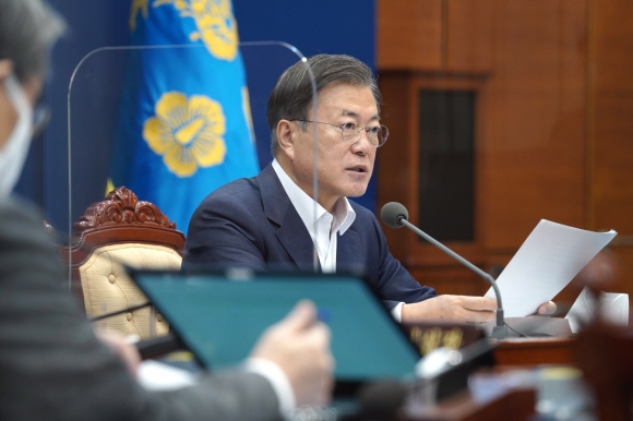 문재인 대통령이 20일 오전 청와대에서 열린 국무회의에서 발언하고 있다. 2020. 10. 20 도준석 기자pado@seoul.co.kr