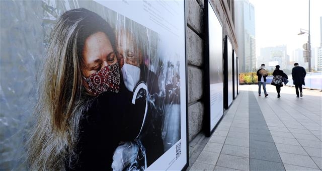 “인류에게 용기와 희망을”… 글로벌 코로나 사진전