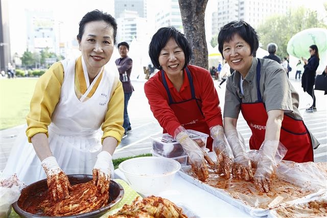 2019년 광주세계김치축제에 참가한 주부들이 김치를 담그는 모습. 광주시 제공