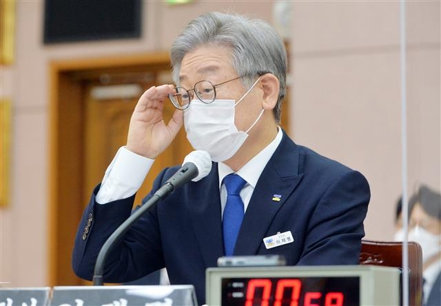 20일 국회 국토교통위원회 국감이 진행된 가운데 이재명 경기도지사가 경기도청에서 의원들의 질문을 듣고 있다. 이날 경기도 국감에서는 수도권 규제 완화, 경기도 분도론, 경기도형 기본주택 등에 대한 질의가 쏟아졌다. 뉴스1