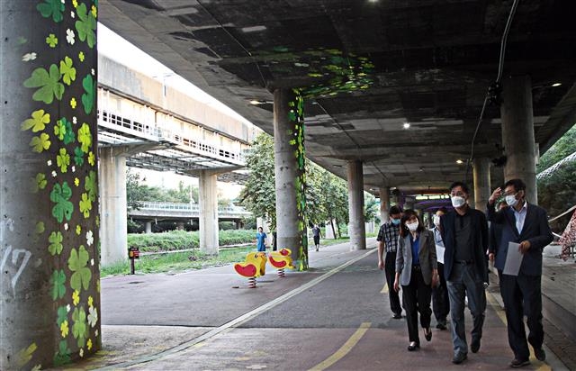 이창우(오른쪽 두 번째) 서울 동작구청장이 도림천 경관조명을 둘러보고 있다. 동작구 제공