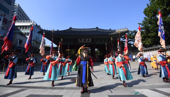 20일 서울 중구 덕수궁 앞에서 왕궁수문장 교대의식이 진행되고 있다. 서울시는 코로나19 확산방지를 위해 올해 2월 1일부터 이달 19일까지 262일 동안 수문장 교대의식을 중단했다. 박윤슬 기자 seul@seoul.co.kr