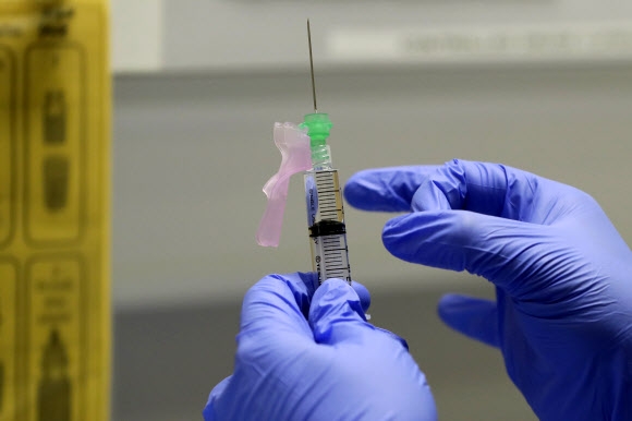 영국의 한 의학클리닉에서 코로나19 백신 시험 준비를 하고 있다.  AP 연합뉴스