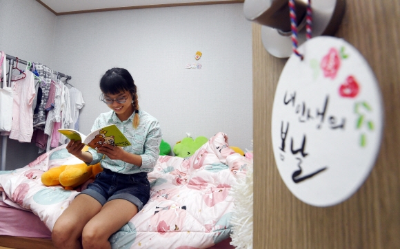 발달장애인 안재원(23)씨가 지난달 24일 서울시 양천구에 있는 장애인 지원주택 자신의 방에서 책을 보고 있다.  박윤슬 기자 seul@seoul.co.kr