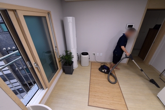 발달장애인 권진수(48·가명)씨가 지난 12일 서울 강동구에 있는 장애인 지원주택에서 청소기로 거실을 청소하고 있다.  정연호 기자 tpgod@seoul.co.kr