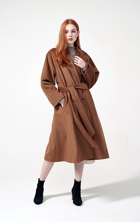 롯데백화점 ‘유닛’ 캐시미어 코트를 입고 있는 여성 모델.   롯데백화점 제공