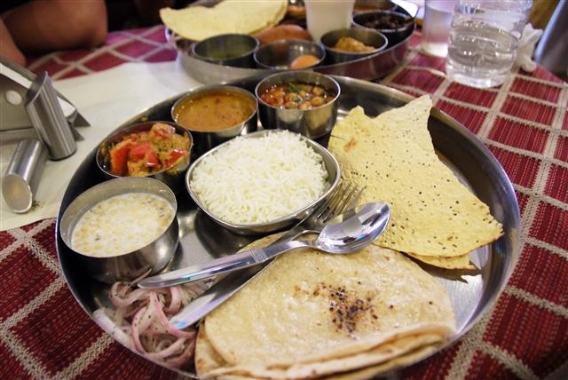 인도 현지에서 먹을 수 있는 인도식 백반으로, 쌀 또는 차파티와 마살라 몇 가지가 함께 나온다.