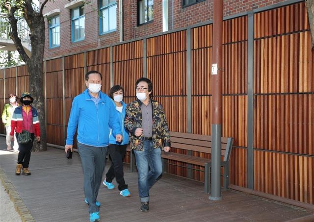 유동균(오른쪽 세 번째) 서울 마포구청장이 20일 ‘마포, 걷고싶은길 10선’ 중 하나인 ‘성미산 동네길’을 주민들과 함께 걷고 있다. 마포구 제공