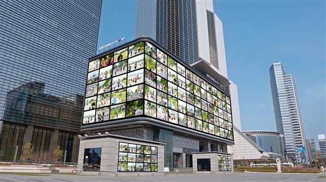 오는 24일 열리는 국제평화마라톤대회가 생중계될 예정인 서울 강남구 삼성동 코엑스 케이팝 광장의 미디어 전광판 모습. 강남구 제공