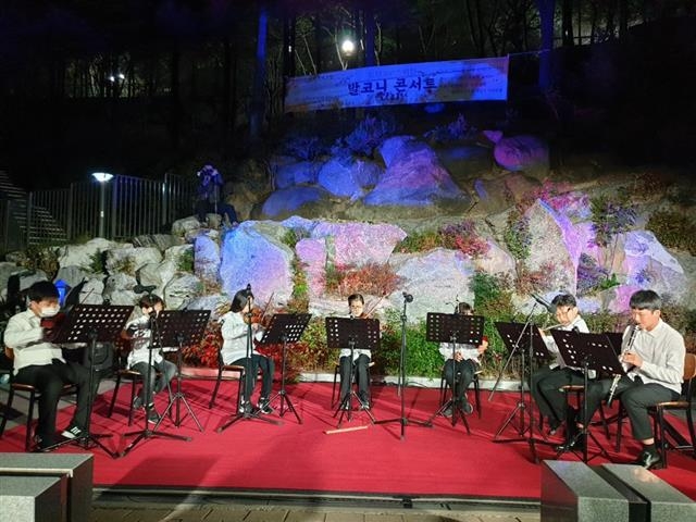 지난 20일 서울 중구 신당5동에서 ‘한가을밤의 발코니 음악회’가 열리고 있다. 중구 제공