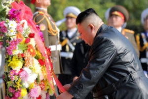 김정은 “中장병, 숭고한 희생 잊지 않을 것”…중공군 열사능 참배(종합)