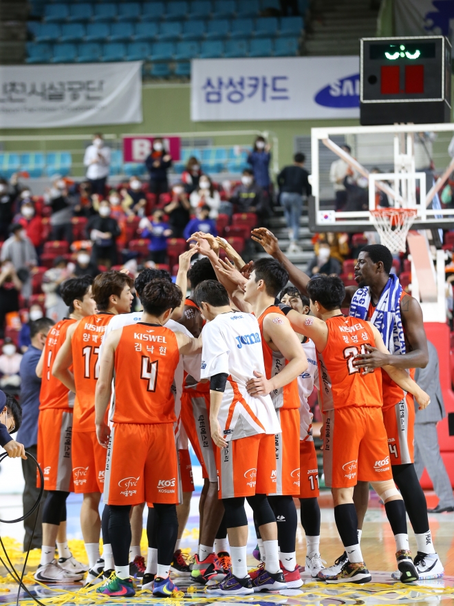 18일 인천삼산체육관에서 열린 2020~21시즌 프로농구 경기에서 전주 KCC를 꺾은 인천 전자랜드 선수들이 승리 세리머니를 하고 있다. KBL 제공
