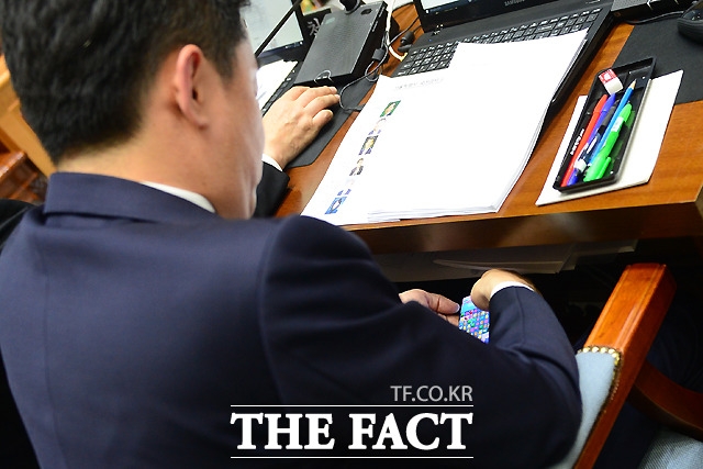2017년 10월 25일 더불어민주당 강훈식 의원이 서울특별시청에서 열린 국토교통위원회의 서울시에 대한 국정감사에서 질의를 마친 후 다른 의원들의 질의 도중 휴대전화로 게임을 하고 있다.  더팩트