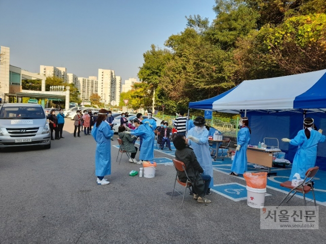 광명시가 노인요양병원과 요양원 이용자·종사자 등 코로나19 고위험군을 대상으로 전수검사를 실시하고 있다. 광명시 제공